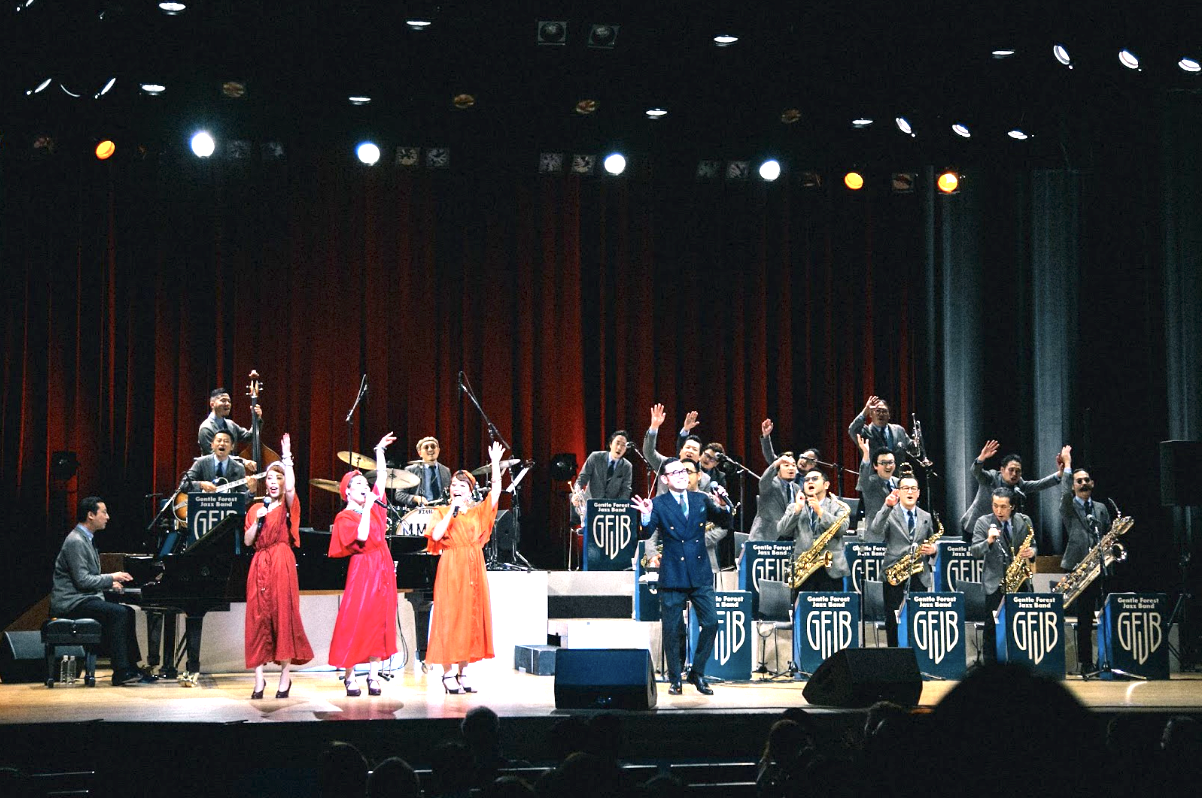 Gentle Forest Jazz Bandのビッグバンドによる華やかなライブステージ。複数ボーカルとホーンセクションが観客を盛り上げるパフォーマンスの様子