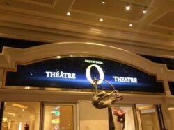 ラスベガスのベラージオ内「O（オー）」シルク・ドゥ・ソレイユ劇場入口サインの写真