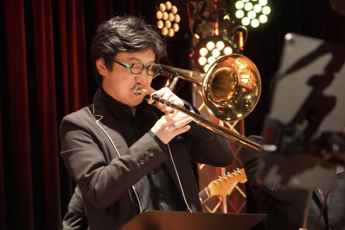 ステージでトロンボーンを力強く演奏する高橋真太郎さん。ライトに照らされたライブ演奏シーン。