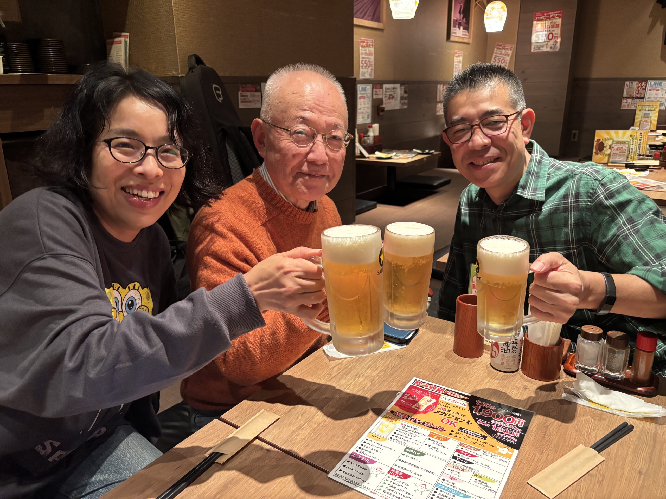 さいたま市(浦和・大宮・岩槻)で活動する講師運営の社会人ジャズクラス「ALL AGE JAZZ PARADICE」のメンバーが、レッスン後の懇親会でビールを楽しむ様子。ほどよい距離感が心地よい大人の音楽コミュニティを表す一枚。