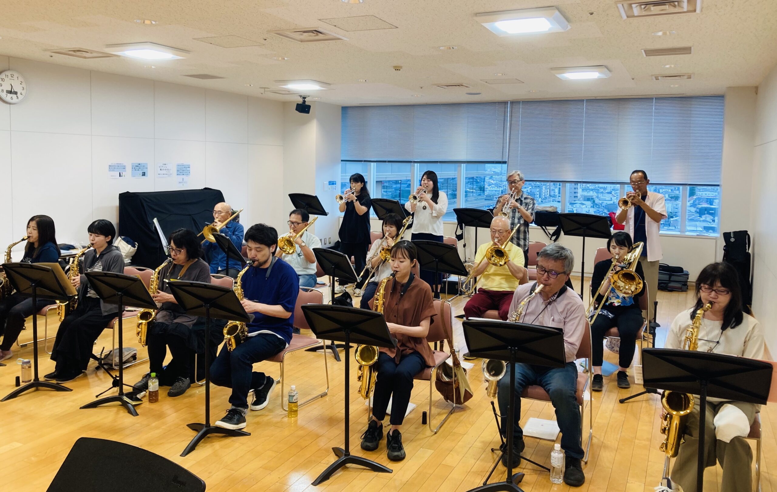 さいたま市(浦和・大宮・岩槻)で活動する講師運営の社会人ジャズクラス「ALL AGE JAZZ PARADICE」の練習風景。サックス・トランペット・トロンボーンのメンバーが合奏している様子。