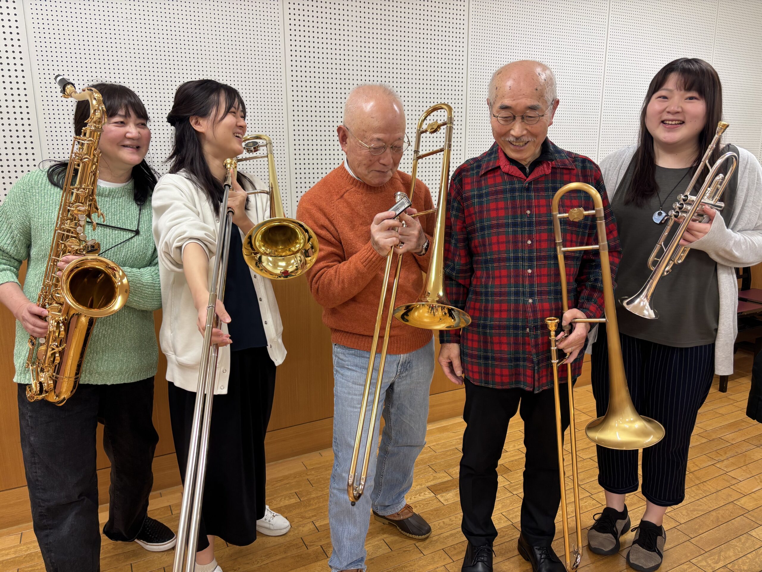 30代から80代までが参加する、さいたま市の講師運営・社会人ジャズクラスのメンバー(サックス・トロンボーン・トランペット)の集合写真