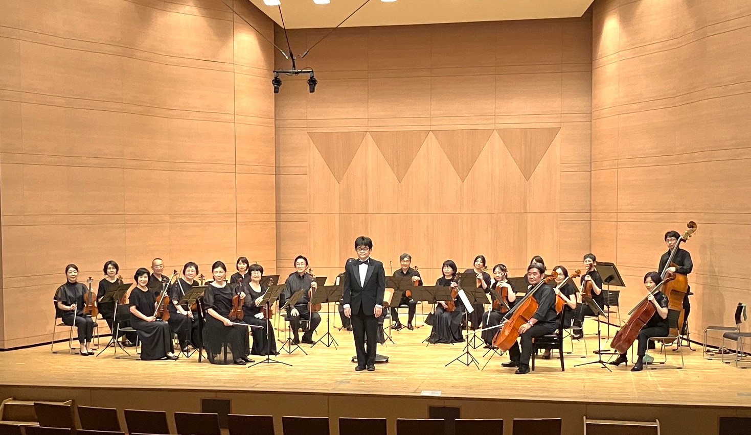 青木賢一郎さん|室内合奏団の本番後集合写真(指揮・中央)