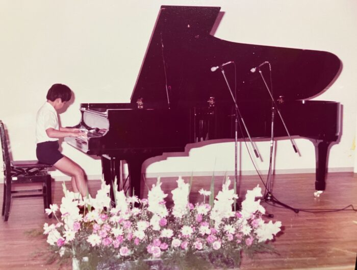青木賢一郎さんの幼少期|発表会でグランドピアノを演奏