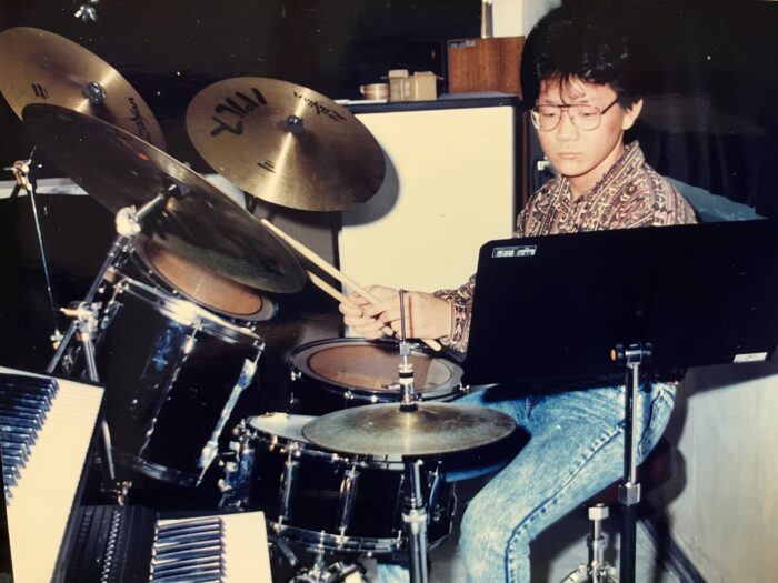 青木賢一郎さん｜ドラム演奏で譜面を見ながらリハーサル