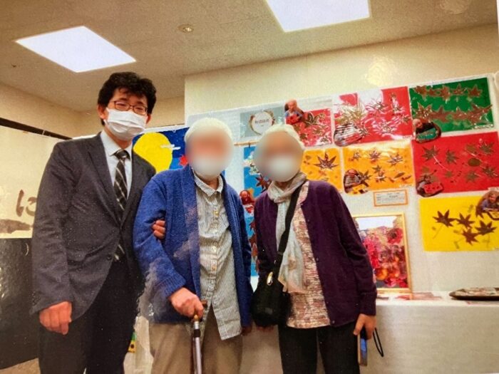 青木賢一郎さん｜高齢者施設で利用者と交流する様子（医療・介護の現場にて）