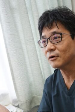 青木賢一郎さん|医療事務として勤務中のインタビュー風プロフィール写真
