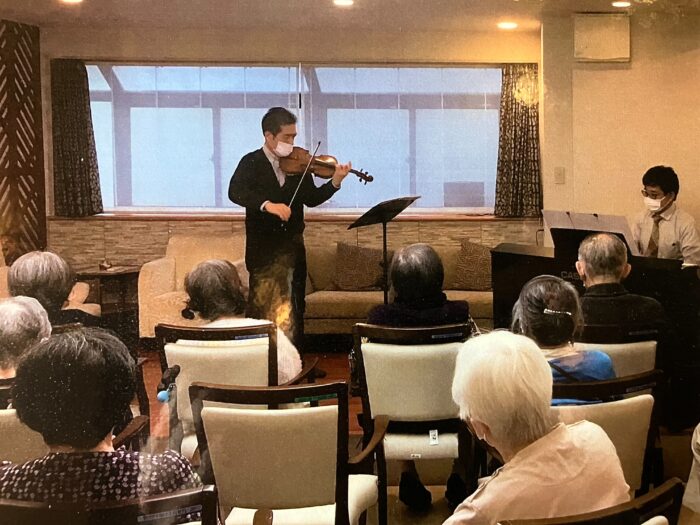 青木賢一郎さん｜介護施設で行われた音楽療法コンサート（ヴァイオリンとピアノ演奏）